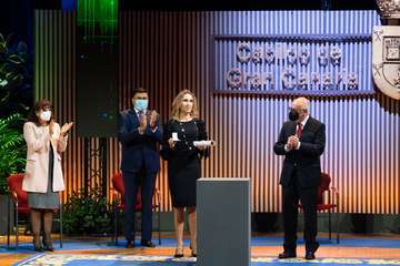 El Cabildo entrega sus honores y distinciones a 19 personas y entidades por su labor en favor de la sociedad grancanaria/TA.